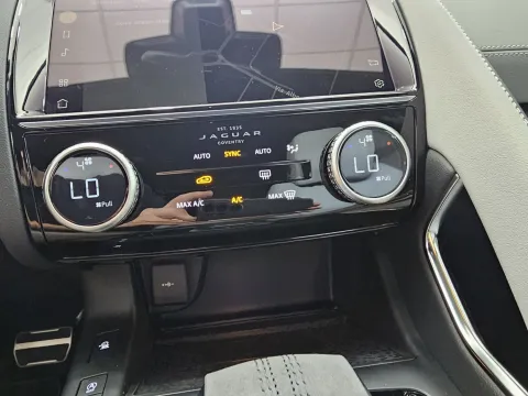 Jaguar E-Pace 2.0d i4 mhev R-Dynamic SE awd 163cv auto - Immagine 26