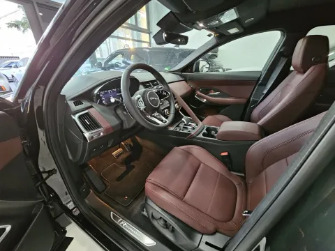 Jaguar E-Pace 2.0d i4 mhev R-Dynamic SE awd 163cv auto - Immagine 9