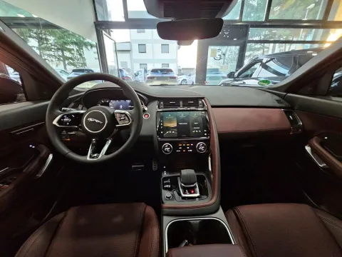 Jaguar E-Pace 2.0d i4 mhev R-Dynamic SE awd 163cv auto - Immagine 13