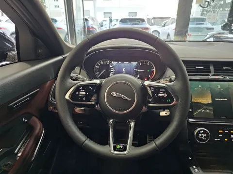 Jaguar E-Pace 2.0d i4 mhev R-Dynamic SE awd 163cv auto - Immagine 14