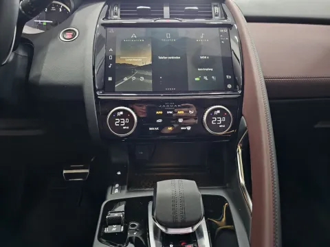 Jaguar E-Pace 2.0d i4 mhev R-Dynamic SE awd 163cv auto - Immagine 15
