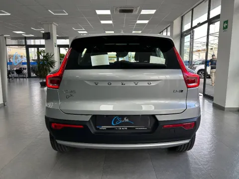 Volvo XC40 2.0 d4 Momentum awd geartronic - Immagine 4