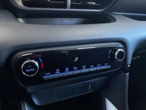 Toyota Yaris 1.5h Premiere - Immagine 17