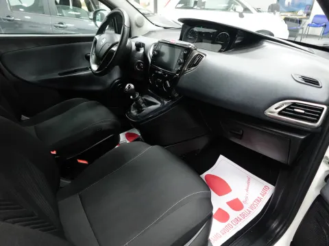 Lancia Ypsilon 1.0 firefly hybrid Gold s&s 70cv - Immagine 19