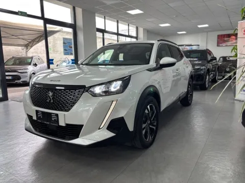 Peugeot 2008 1.2 puretech Allure Pack s&s 100cv - Immagine 3