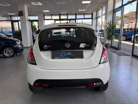 Lancia Ypsilon 1.0 firefly hybrid UnYca s&s 70cv - Immagine 6