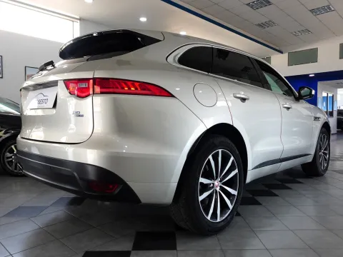 Jaguar F-Pace 2.0d R-Sport awd 180cv - Immagine 4