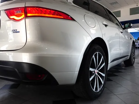 Jaguar F-Pace 2.0d R-Sport awd 180cv - Immagine 9