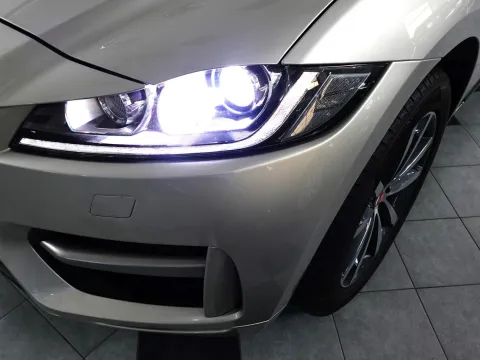 Jaguar F-Pace 2.0d R-Sport awd 180cv - Immagine 13