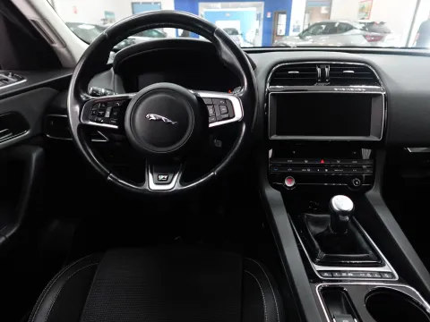 Jaguar F-Pace 2.0d R-Sport awd 180cv - Immagine 16