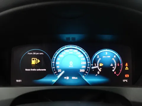 Jaguar F-Pace 2.0d R-Sport awd 180cv - Immagine 18
