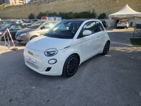 Fiat 500e 42 kWh La Prima - Immagine 1