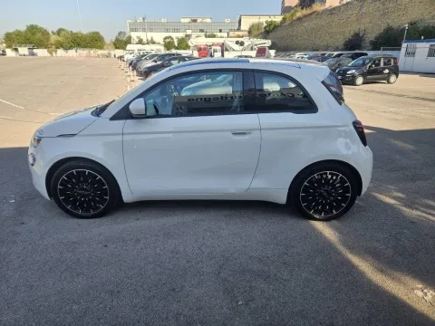 Fiat 500e 42 kWh La Prima - Immagine 8