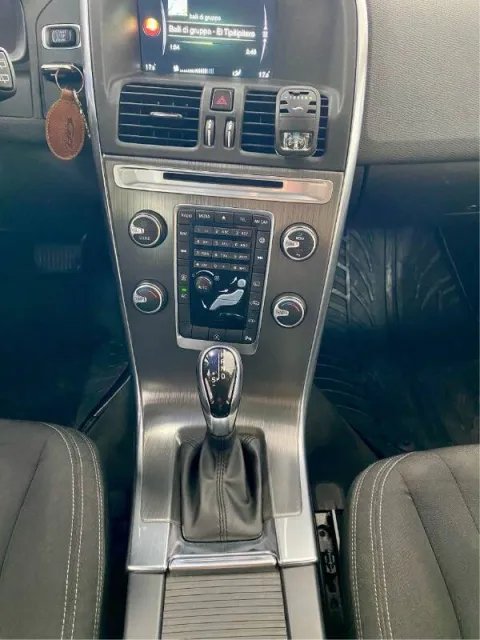 Volvo XC60 2.0 d3 Momentum 150cv geartronic - Immagine 17