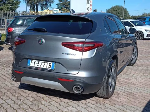 Alfa Romeo Stelvio 2.2 t Sport Tech rwd 160cv auto - Immagine 2