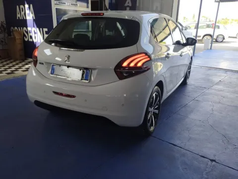 Peugeot 208 5p 1.6 bluehdi Allure 75cv - Immagine 2