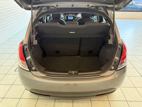 Lancia Ypsilon 1.0 firefly hybrid Silver s&s 70cv - Immagine 7