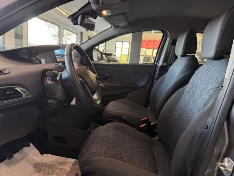 Lancia Ypsilon 1.0 firefly hybrid Silver s&s 70cv - Immagine 10