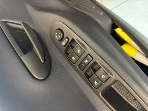 Lancia Ypsilon 1.0 firefly hybrid Silver s&s 70cv - Immagine 11