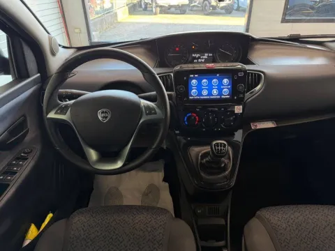 Lancia Ypsilon 1.0 firefly hybrid Silver s&s 70cv - Immagine 19