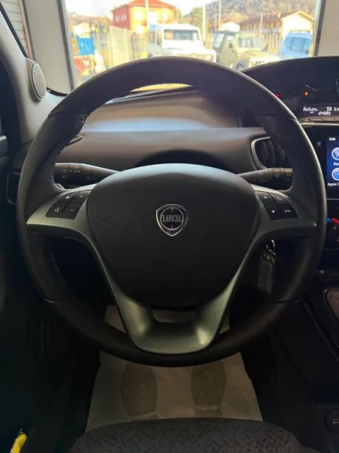 Lancia Ypsilon 1.0 firefly hybrid Silver s&s 70cv - Immagine 21