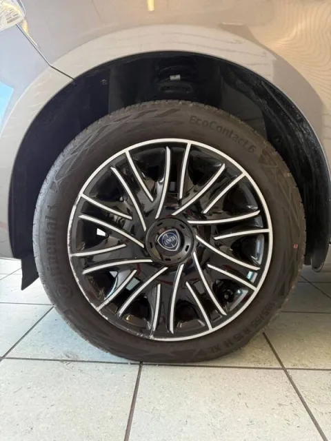 Lancia Ypsilon 1.0 firefly hybrid Silver s&s 70cv - Immagine 22