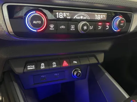 Audi A1 Sportback 40 2.0 tfsi Identity Black 200cv s-tronic - Immagine 27