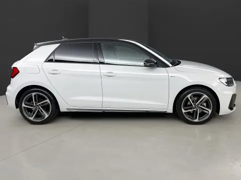 Audi A1 Sportback 30 1.0 tfsi Identity Black 116cv - Immagine 4