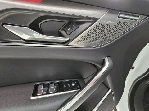 Jaguar F-Pace 2.0d i4 mhev R-Dynamic SE awd 204cv auto - Immagine 13