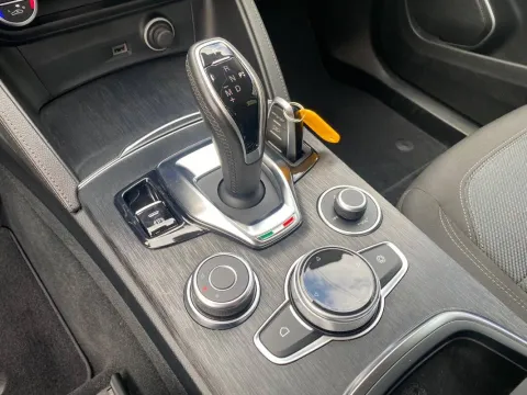 Alfa Romeo Stelvio 2.2 t Business Q4 190cv auto - Immagine 17