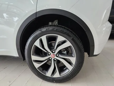 Jaguar E-Pace 2.0d i4 mhev R-Dynamic SE awd 163cv auto - Immagine 8