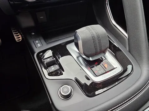 Jaguar E-Pace 2.0d i4 mhev R-Dynamic SE awd 163cv auto - Immagine 28