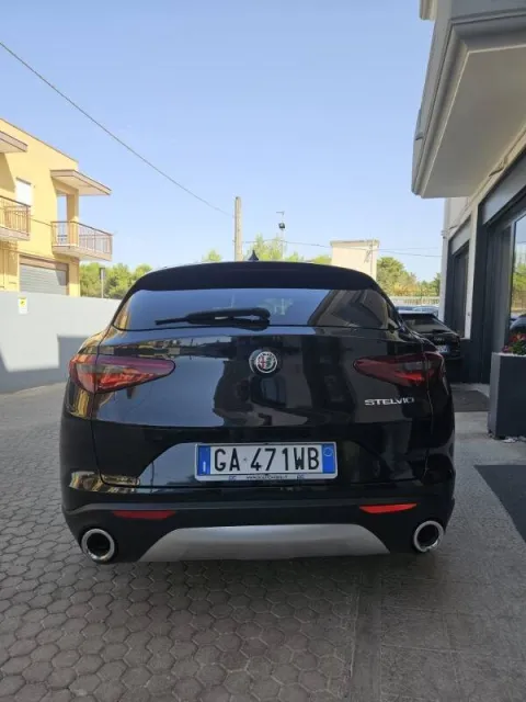 Alfa Romeo Stelvio 2.2 t Sport Tech rwd 160cv auto - Immagine 3