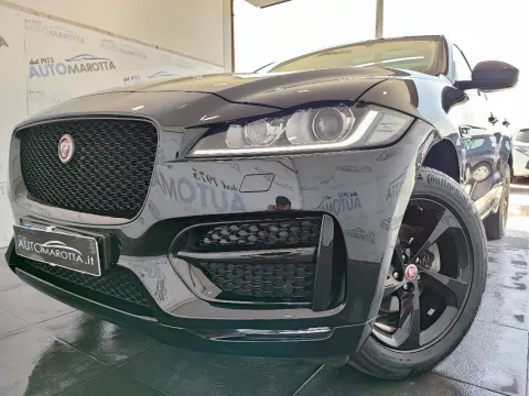 Jaguar F-Pace 2.0d i4 R-Sport 180cv auto my18 - Immagine 2