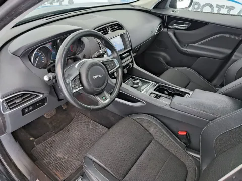 Jaguar F-Pace 2.0d i4 R-Sport 180cv auto my18 - Immagine 10