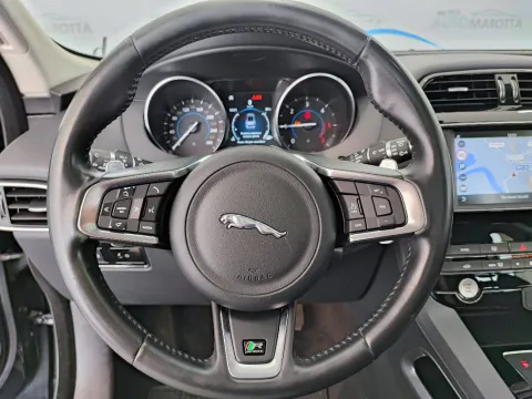 Jaguar F-Pace 2.0d i4 R-Sport 180cv auto my18 - Immagine 13