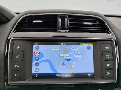 Jaguar F-Pace 2.0d i4 R-Sport 180cv auto my18 - Immagine 18