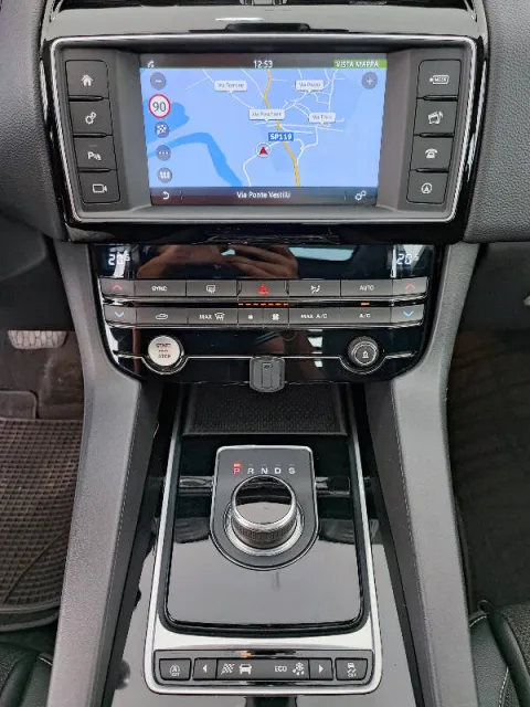 Jaguar F-Pace 2.0d i4 R-Sport 180cv auto my18 - Immagine 22