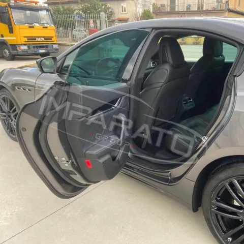 Maserati Ghibli 3.0 V6 Gransport 275cv auto - Immagine 19