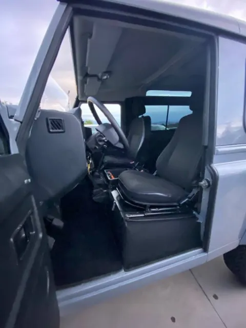 Land Rover Defender 90 2.2 td SE SW - Immagine 9