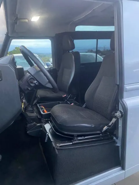 Land Rover Defender 90 2.2 td SE SW - Immagine 10
