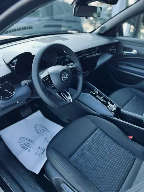 Alfa Romeo Junior 1.2 ibrida 145cv edct6 - Immagine 7