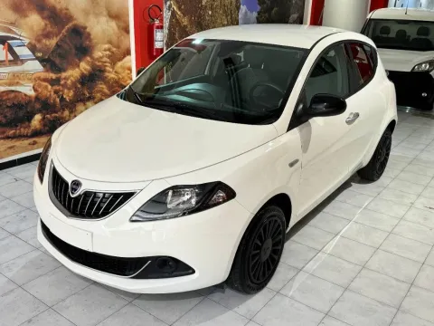 Lancia Ypsilon 1.0 firefly hybrid Silver s&s 70cv - Immagine 1