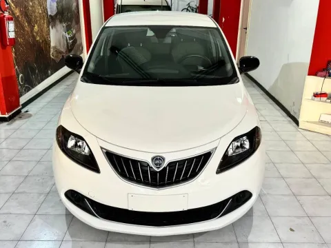 Lancia Ypsilon 1.0 firefly hybrid Silver s&s 70cv - Immagine 2
