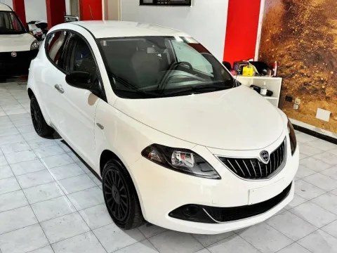 Lancia Ypsilon 1.0 firefly hybrid Silver s&s 70cv - Immagine 3