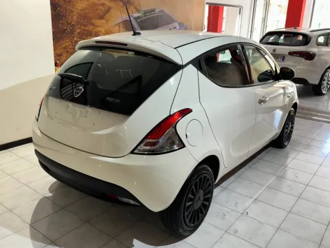 Lancia Ypsilon 1.0 firefly hybrid Silver s&s 70cv - Immagine 4