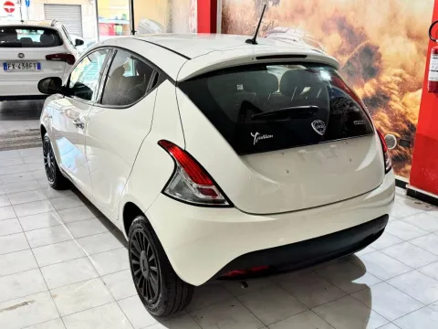 Lancia Ypsilon 1.0 firefly hybrid Silver s&s 70cv - Immagine 5