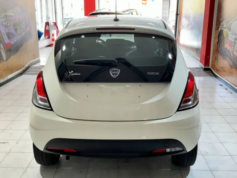 Lancia Ypsilon 1.0 firefly hybrid Silver s&s 70cv - Immagine 6