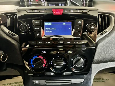 Lancia Ypsilon 1.0 firefly hybrid Silver s&s 70cv - Immagine 15