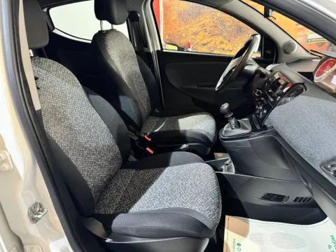 Lancia Ypsilon 1.0 firefly hybrid Silver s&s 70cv - Immagine 18